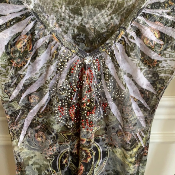 Flattering V-neck top - Picture 3 of 5